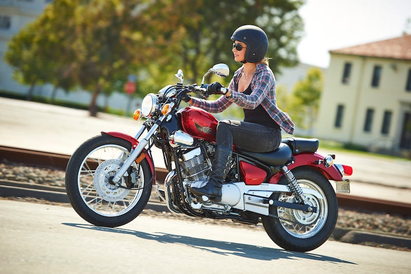 Comment rester féminine à moto ? - Les Bikeuses